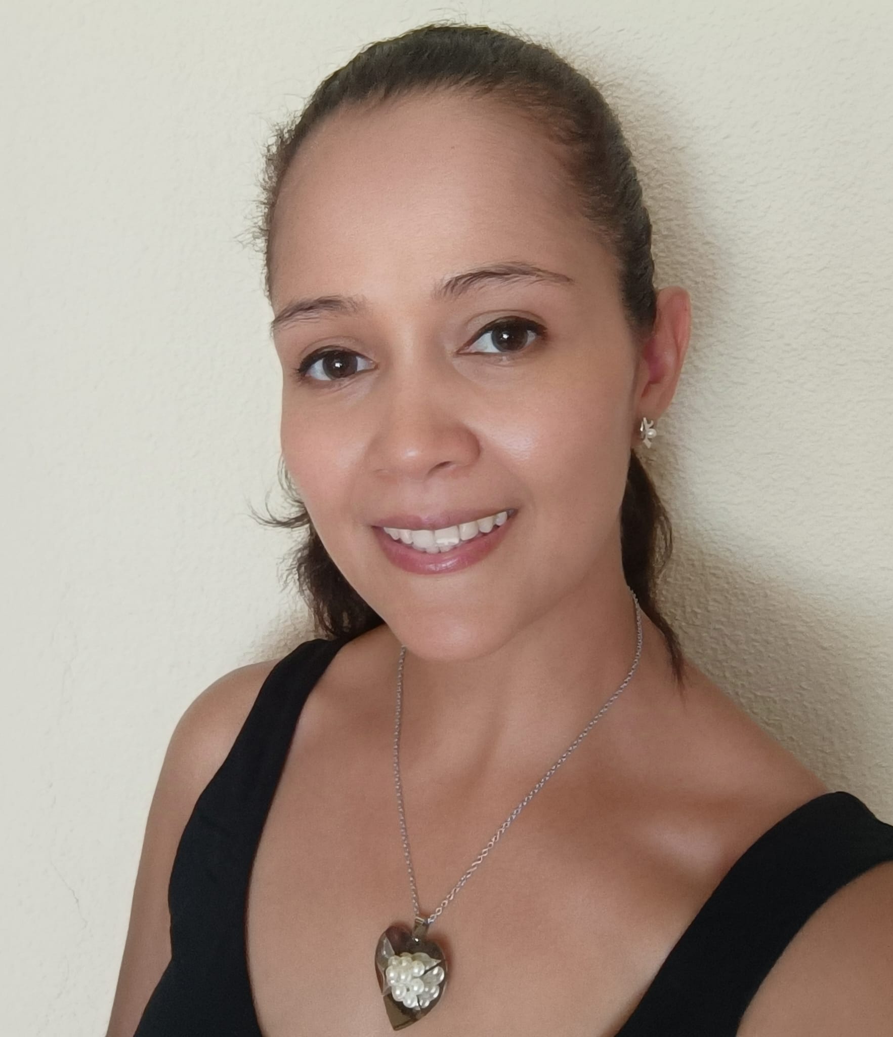 Margarita Zuleta Isaza. Licenciada en Medicina. Especialista en Medicina Familiar y Comunitaria. 
Máster en Medicina Estética, Nutrición y Antienvejecimiento